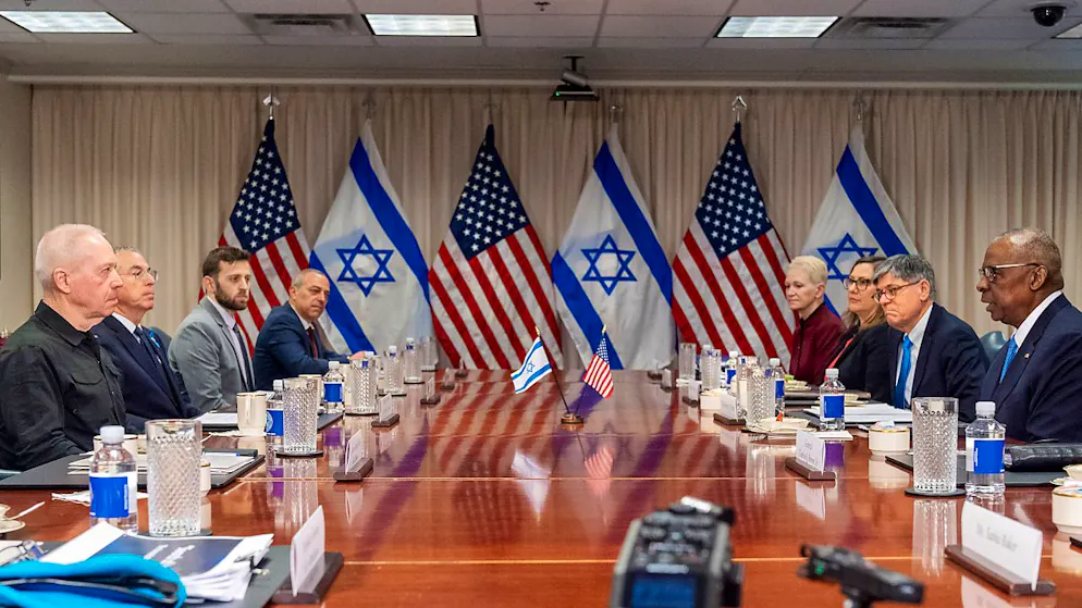 ARCHIV - Lloyd Austin (r), Verteidigungsminister der USA, und Joav Galant (l), Verteidigungsminister von Israel, treffen sich im Pentagon. Angesicht der sich zuspitzenden Lage im Nahen Osten telefonierten Austin und Galant miteinander. Foto: Jacquelyn Martin/AP/dpa
