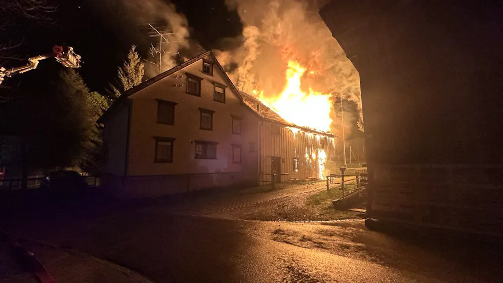 Die Flammen griffen bei einem Scheunenbrand in Heiden AR auch auf das angrenzende Wohnhaus über.