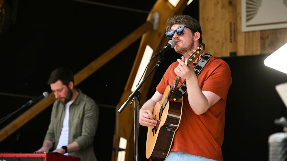 Zermatt, Unplugged. Der irische Musiker Conchúr White hat am Samstag den Startschuss auf der Bühne im Taste Village gelegt.