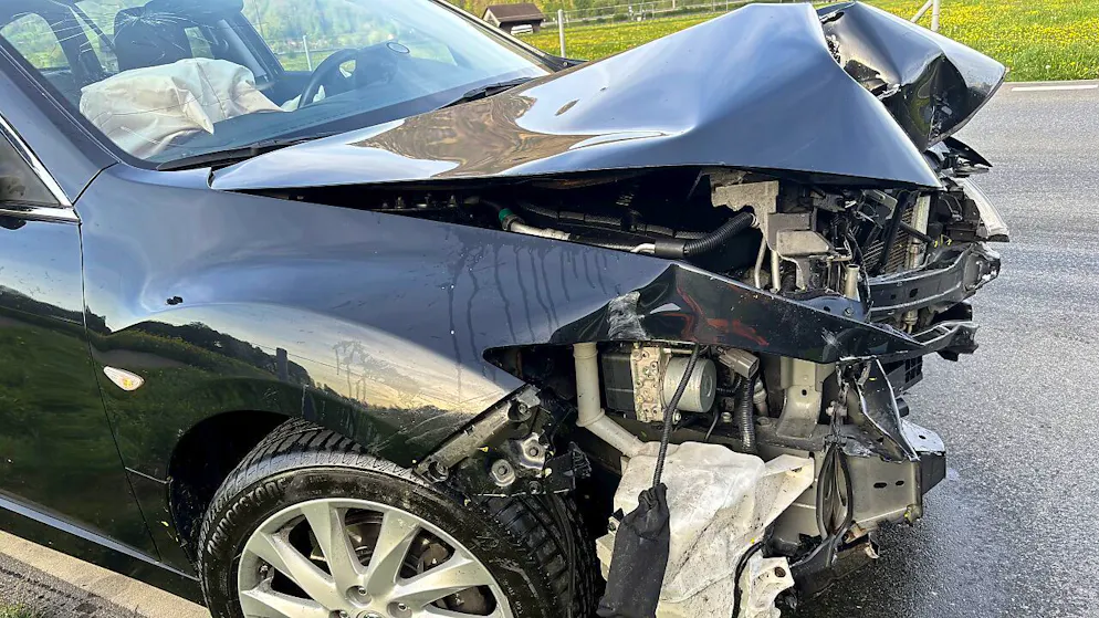 Bei einem Verkehrsunfall in Bilten blieb der Fahrer unverletzt, das Auto erlitt jedoch Totalschaden.