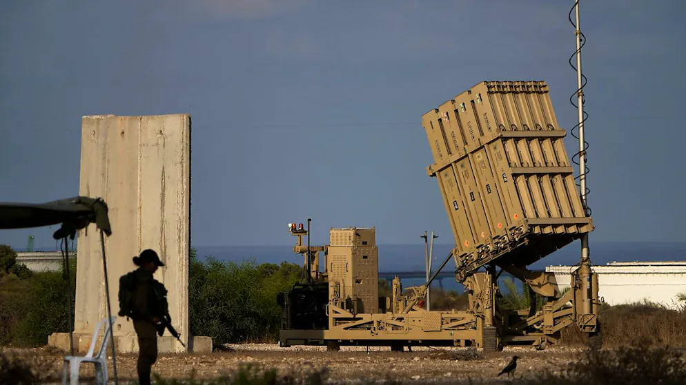 ARCHIV - Eine Batterie des israelischen Raketenabwehrsystems Iron Dome, das zum Abfangen von Raketen eingesetzt wird, steht in Aschkelon im Süden Israels. Foto: Ariel Schalit/AP/dpa
