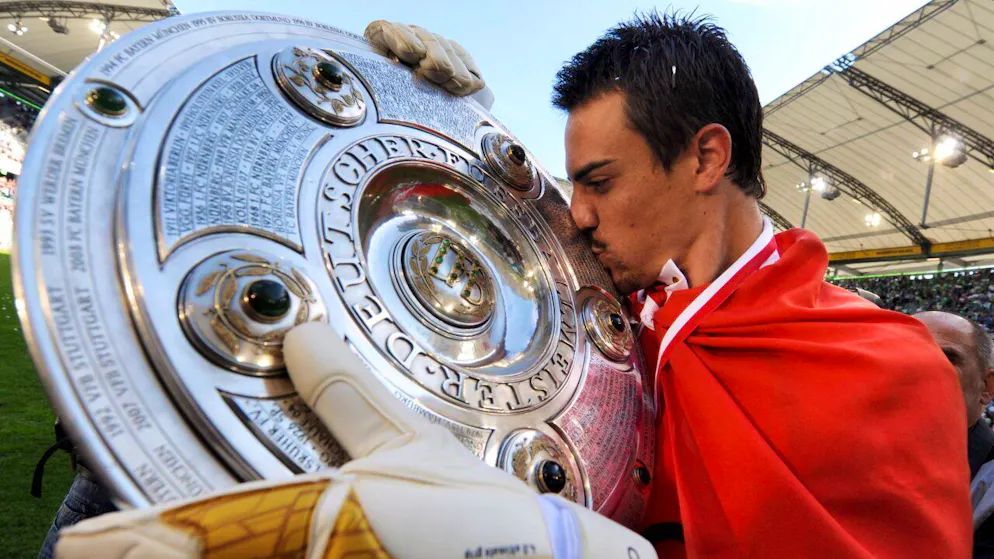 Xhaka der neunte Schweizer Bundesliga-Champion - Gallery. Diego Benaglio knutschte die begehrte Trophäe im Mai 2009.