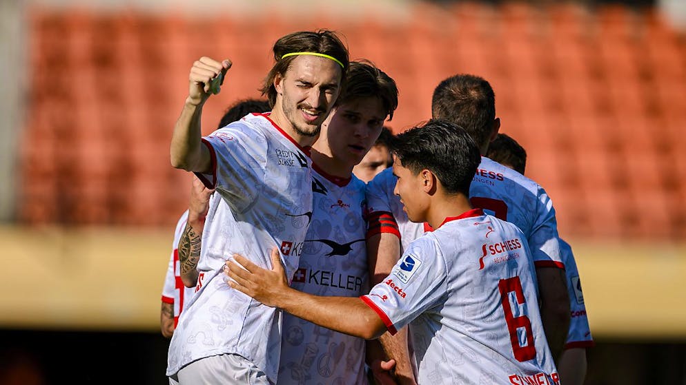 Grosser Jubel bei Torschütze Aldin Turkes (links) und seinen Teamkollegen: Durch das 1:0 bei Stade Lausanne-Ouchy sichern sich die Winterthurer nicht nur den Platz in der Meisterrunde, sondern rücken in der Tabelle auf Rang 4 vor