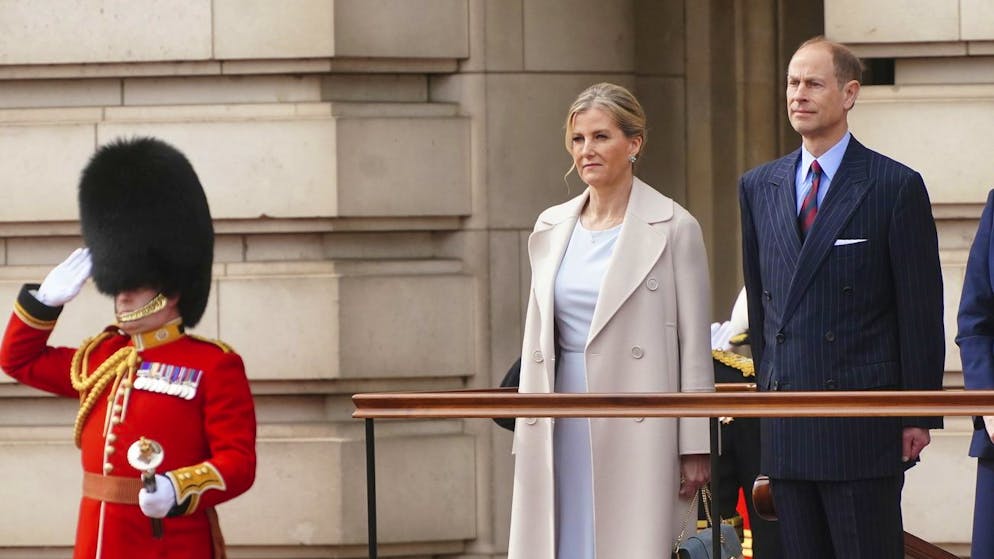 Prinz Edward mit seiner Frau Herzogin Sophie mit einem Soldaten der Scots Guard vor dem Buckingham Palace in London. (8. April 2024)