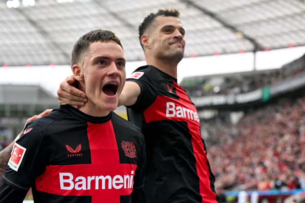 Granit Xhaka (à droite) savoure son premier titre en Bundesliga