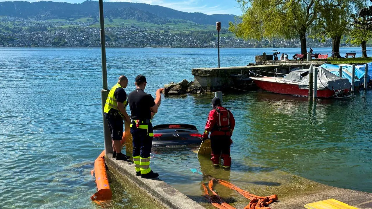 Verkehrsunfall. Auto rollte von Parkplatz in den Zürichsee – niemand verletzt