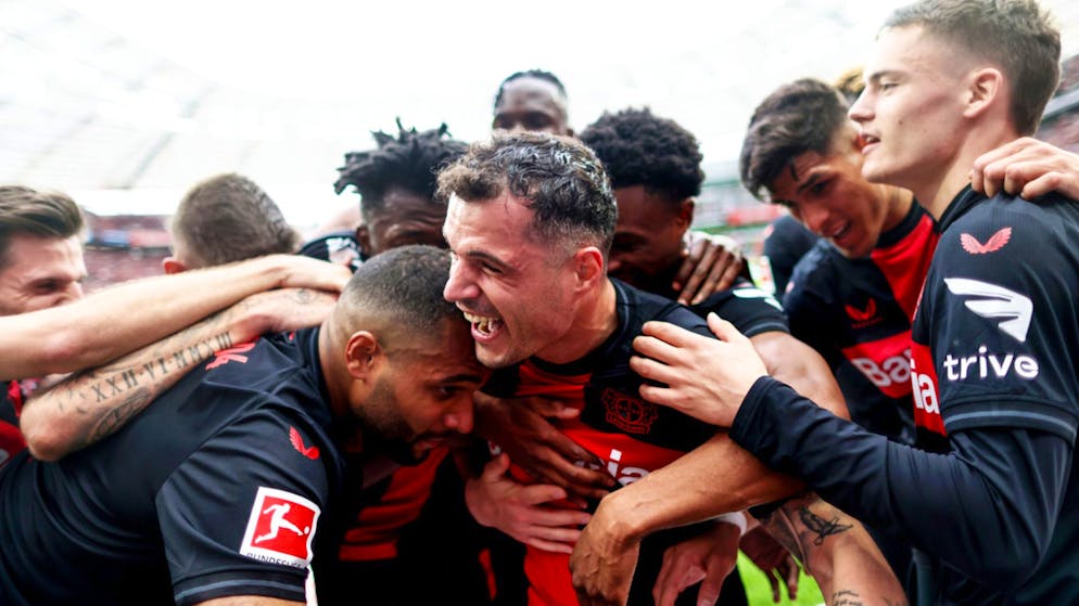 Granit Xhaka und Leverkusen feiern den Meistertitel.