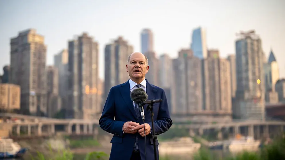 Deutschlands Bundeskanzler Olaf Scholz (SPD) spricht bei einem Statement zur Situation in Israel und zur Reise durch China. Foto: Michael Kappeler/dpa