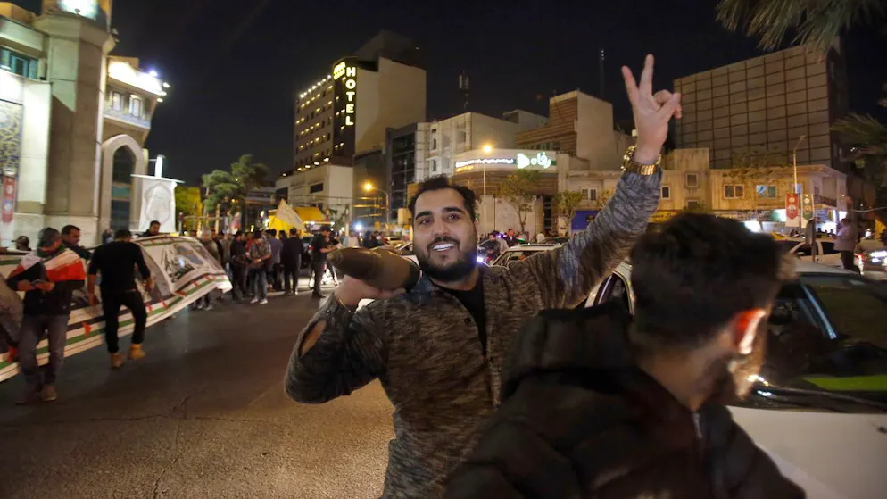Raketenattrappe und Siegeszeichen: Ein Mann bei einer Anti-Israel Demonstration in Teheran nachdem der Iran einen Angriff auf den Erzfeind startete (14. April 2024)