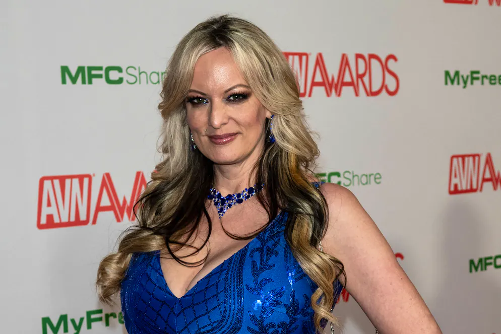 Stephanie Clifford, de son vrai nom, s'est tournée très jeune vers le strip-tease puis a joué dans des films de X.