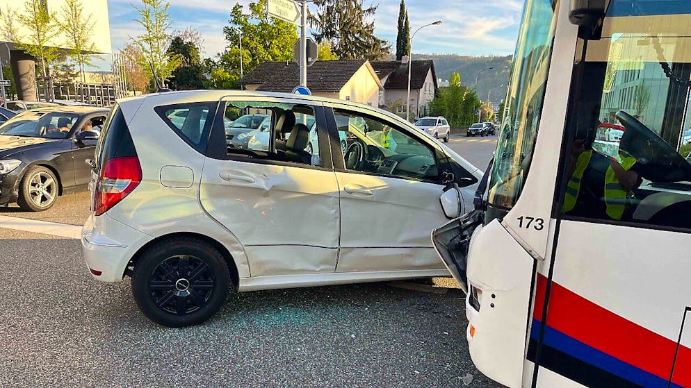 Bei einer Kollision zwischen einem Linienbus und einem Auto sind in Wettingen zwei Personen verletzt worden.