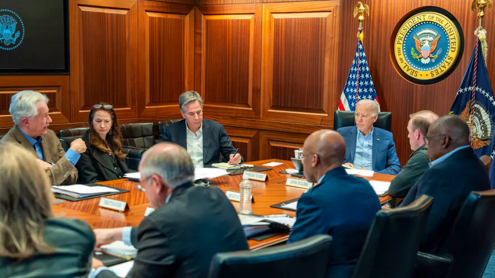 dpatopbilder - HANDOUT - Auf diesem vom Weißen Haus veröffentlichten Bild trifft sich US-Präsident Joe Biden (3.v.r) mit Mitgliedern des Nationalen Sicherheitsteams im Situation Room des Weißen Hauses, um über die bevorstehenden Raketenangriffe des Iran auf Israel zu sprechen. Foto: Adam Schultz/The White House/AP/dpa - ACHTUNG: Nur zur redaktionellen Verwendung und nur mit vollständiger Nennung des vorstehenden Credits