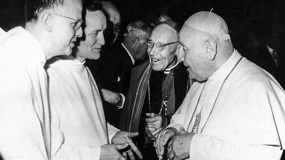 Versöhnungswerk eines ermordeten Schweizers: Taizé-Bewegung wird 75 - Gallery. Frère Roger (Zweiter von Links) nahm auf Einladung von Papst Johannes XXIII. (Rechts) als Beobachter von 1962 bis 1965 am zweiten vatikanischen Konzil teil.