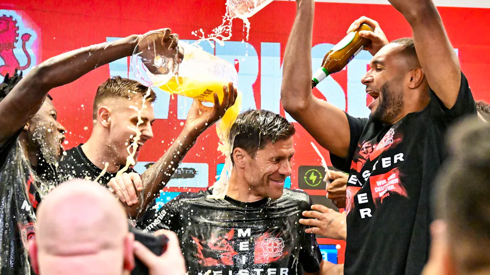 Leverkusen-Stars stürmen Pressekonferenz. Bierdusche für Alonso: «Es ist der Moment, diesen Titel zu geniessen»