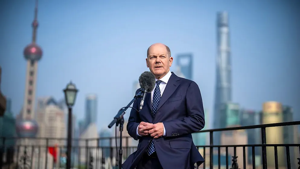 Bundeskanzler Olaf Scholz (SPD) spricht bei einem Pressestatement in Shanghai. Der Bundeskanzler befindet sich auf seiner dreitägigen China-Reise. Foto: Michael Kappeler/dpa
