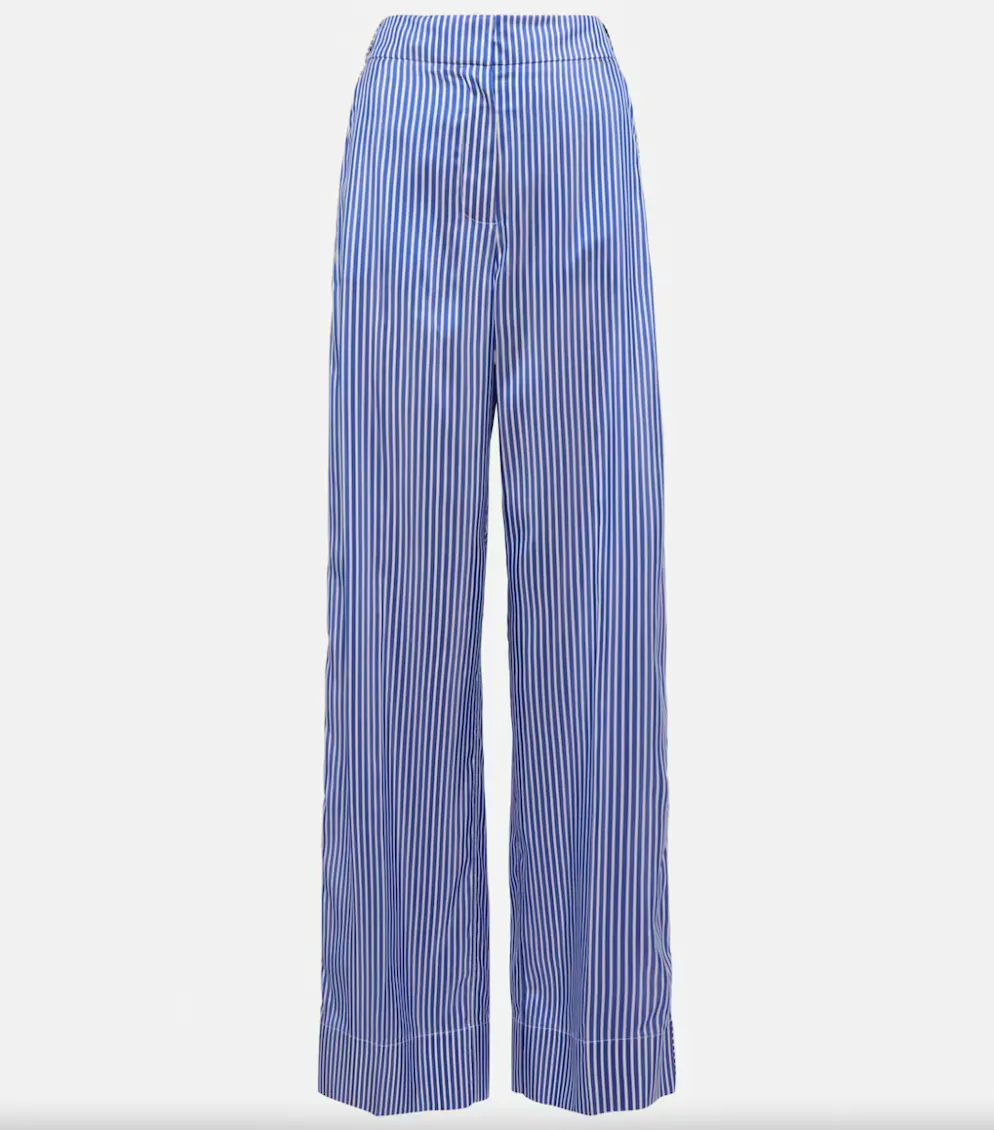 Pyjamahosen trägt man jetzt auch auf der Strasse. Hochgeschnittene Hose aus Seide von Burberry für 1240 Franken, via Mytheresa.