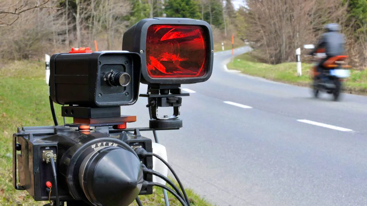 Strassenverkehr. Motorrad-Raser in Bellmund angehalten