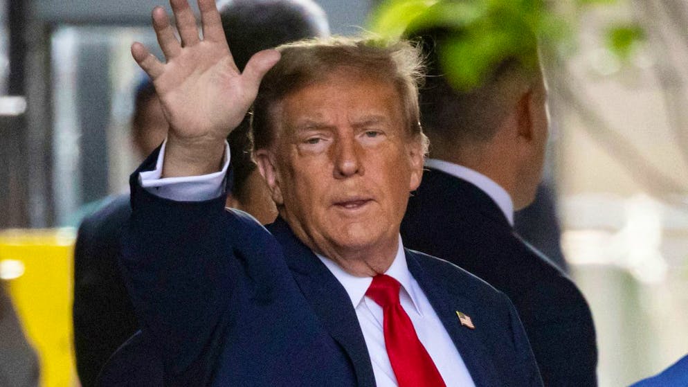 Donald Trump, ehemaliger Präsident der USA, verlässt den Trump Tower auf dem Weg zum Strafgericht in Manhattan. Mit Donald Trump sitzt ab diesem Montag erstmals in der Geschichte der Vereinigten Staaten ein früherer US-Präsident bei einem Strafprozess auf der Anklagebank. Foto: Yuki Iwamura/AP/dpa