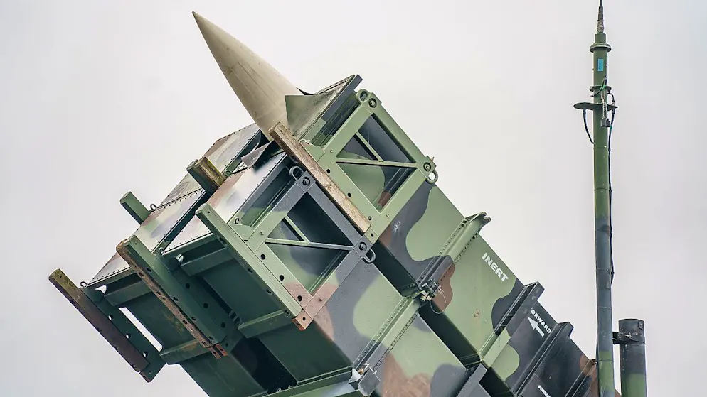 ARCHIV - Ein gefechtsbereites Flugabwehrraketensystem vom Typ «Patriot» des Flugabwehrraketengeschwaders 1 der Bundeswehr steht auf dem Flugfeld des Militärflughafens. Foto: Axel Heimken/dpa