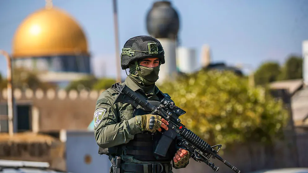ARCHIV - Ein israelischer Soldat hält in der Nähe des Al-Aksa-Geländes Wache. Foto: Oren Ziv/dpa
