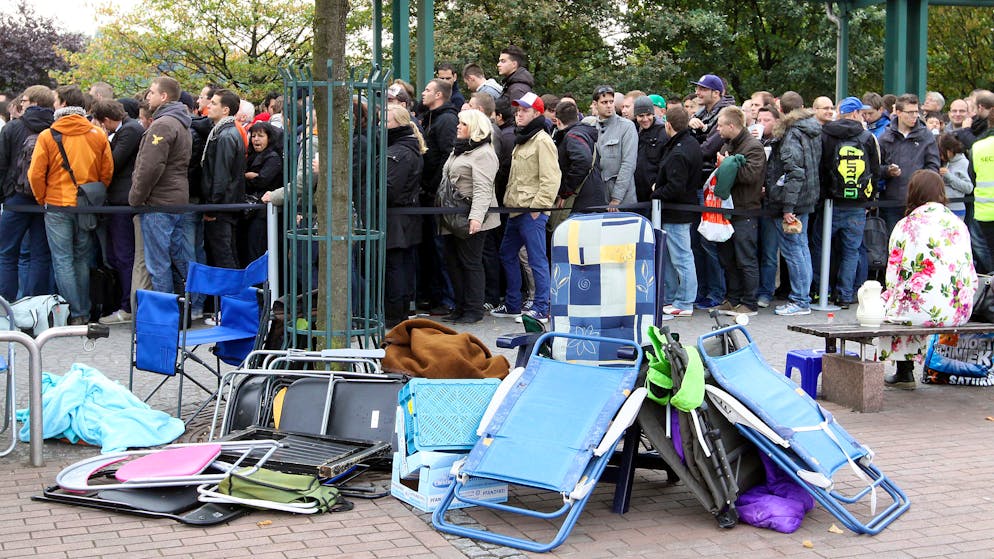 Die Vorfreude auf das iPhone 5 war gross: Eine lange Schlange vor dem Apple-Store im deutschen Oberhausen.