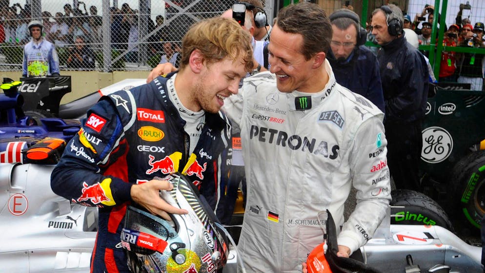 Michael Schumacher bestreitet am 25. November 2012 sein letztes Formel-1-Rennen. Hier gratuliert er Sebastian Vettel zum Weltmeister-Titel.