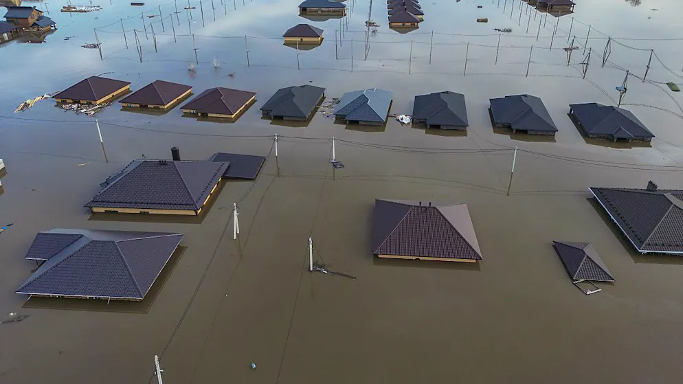 Dans la région d'Orenbourg, première touchée, l'Oural a commencé sa décrue. Mais plus de 2000 bâtiments résidentiels et 2500 parcelles de terrain étaient dans la zone inondable. Près de 7,8 milliers de personnes, dont 2117 enfants, ont été évacuées des maisons et des terrains inondés.