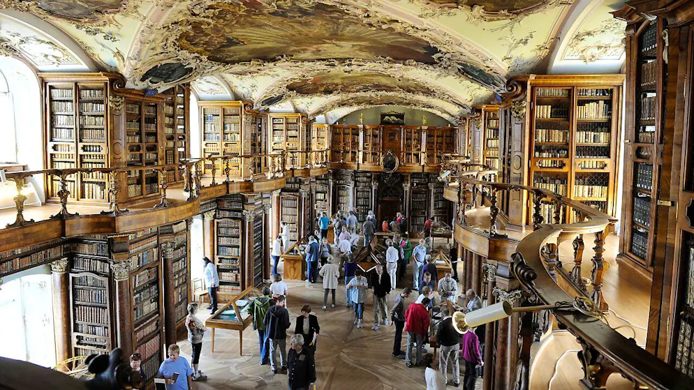 Die Sonderausstellung über das Essen und Trinken im Mittelalter wird ab 23. April im Barocksaal der Stiftsbibliothek St. Gallen gezeigt. (Archivbild)