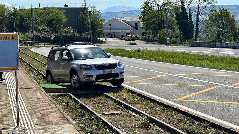 Mit seinem Personenwagen fuhr ein 82-jähriger Zürcher am Sonntagnachmittag in Zufikon AG in das Gleisbett der Bremgarten-Dietikon-Bahn.