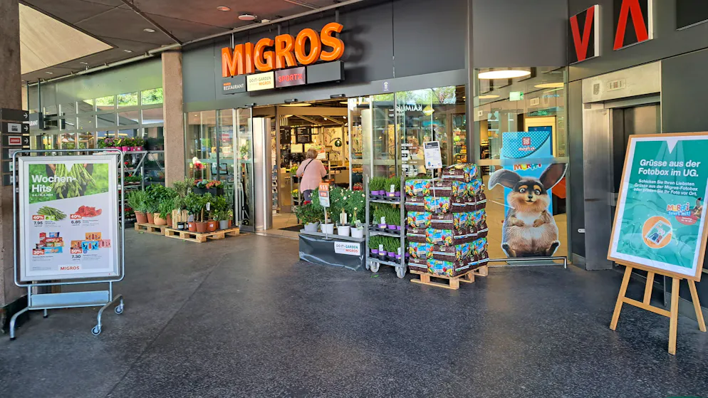 Bei Migros im Zürcher Brunaupark warten neben dem Migros-Restaurant auch jeweils eine Filiale von SportX und Do it + Garden auf Kundschaft.
