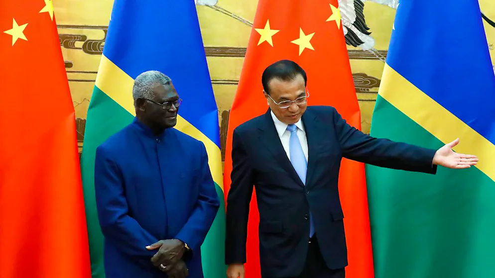 Les îles Salomon se sont fortement rapprochées de la Chine, sous la houlette du Premier ministre Manasseh Sogavare (à gauche), signant en 2022 un pacte de sécurité, dont les termes restent secrets.