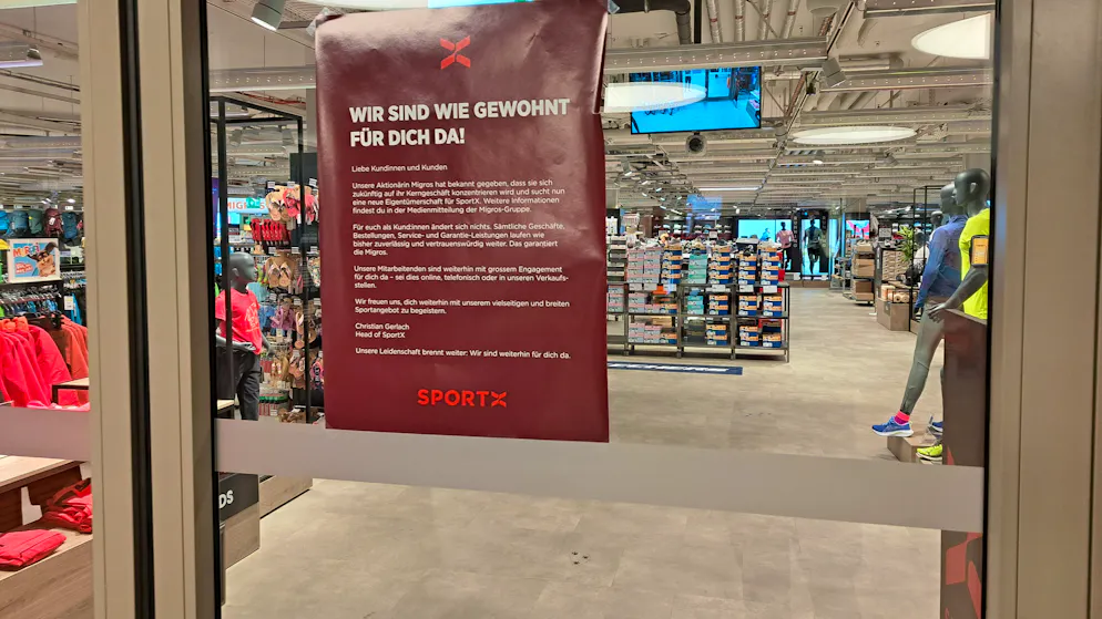 Das Plakat des SportX-Chefs an dem Eingang, der von den Fahrstühlen her in die Filiale führt.