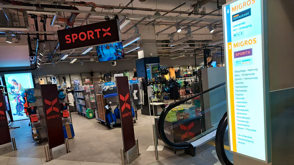 An den beiden Zugängen, die von der Migros selbst in den SportX führen, sind keine Plakate zu sehen.