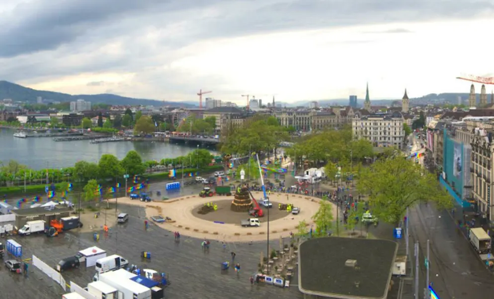 In Zürich laufen derzeit die Vorbereitungen für das Sechseläuten. Das Volksfest dürfte vom Regen verschont bleiben.