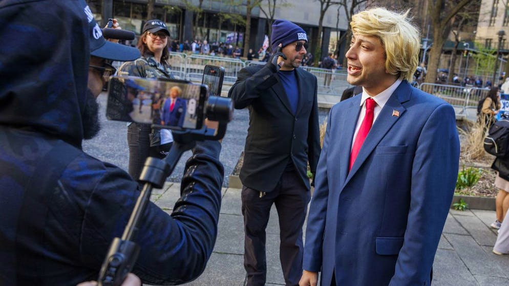 Vor dem Gerichtsgebäude in Manhattan versammelten sich zahlreiche Schaulustige und sogar Doubles und protestierten für oder gegen Donald Trump.