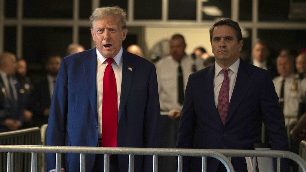 Donald Trump muss sich als erster ehemaliger US-Präsident in einem Strafprozess vor Gericht verantworten.