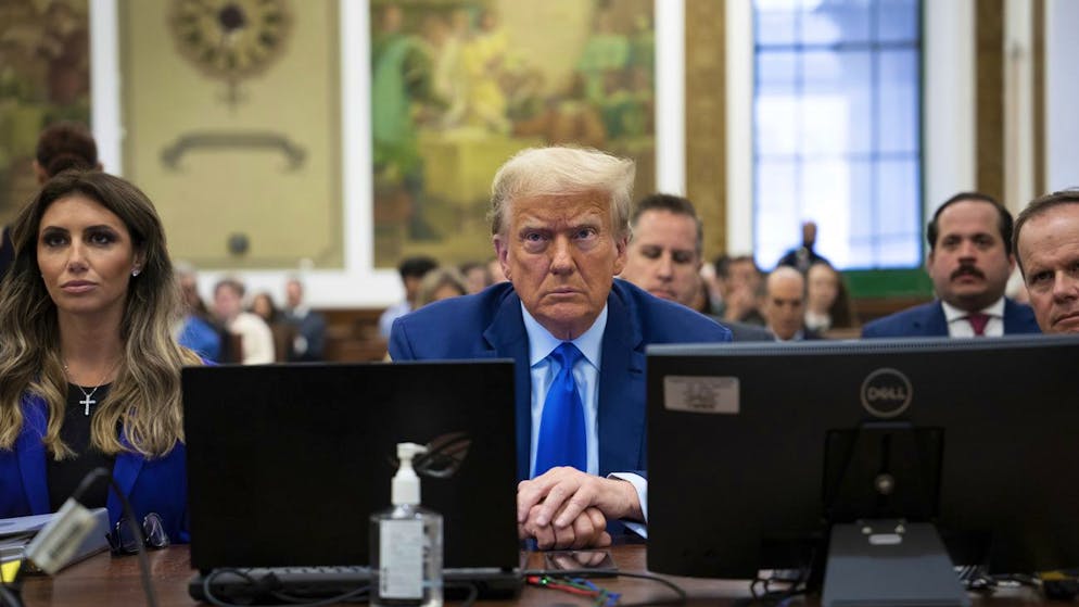 Harter Tag im New Yorker Gericht. Trump muss sich gemeine Memes über sich anschauen