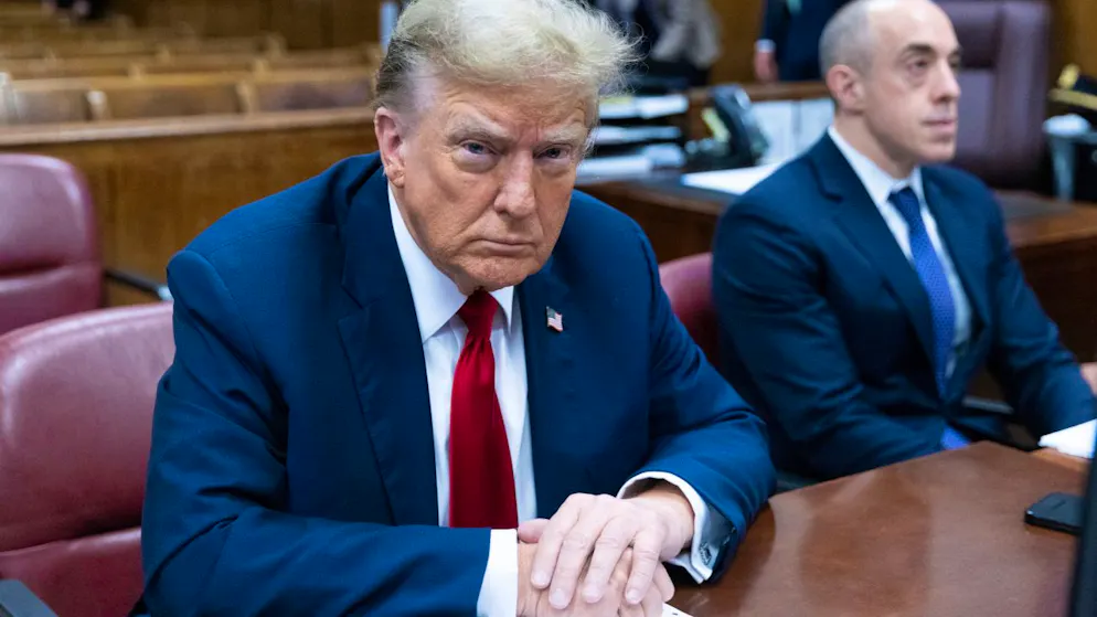 Donald Trump, ehemaliger Präsident der USA, nimmt am ersten Verhandlungstag im Strafgericht in Manhattan teil. Mit Donald Trump sitzt ab diesem Montag erstmals in der Geschichte der Vereinigten Staaten ein früherer US-Präsident bei einem Strafprozess auf der Anklagebank. Foto: Jeenah Moom/Pool Bloomberg via AP/dpa