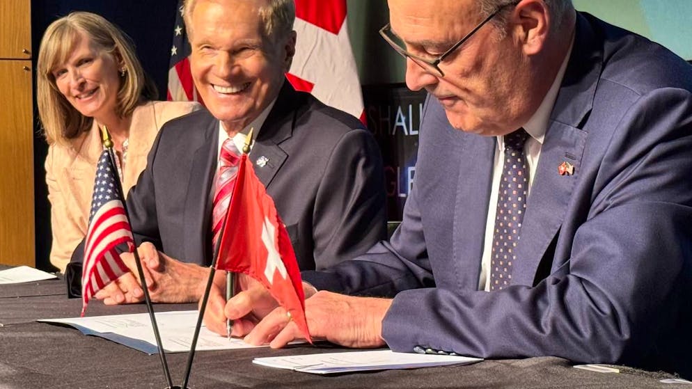 Bundesrat Parmelin unterzeichnet Weltraum-Abkommen mit den USA - Gallery. Bundesrat und Forschungsminister Guy Parmelin (rechts) bei der Unterzeichnung des Abkommens am Montag in Washington D. C.