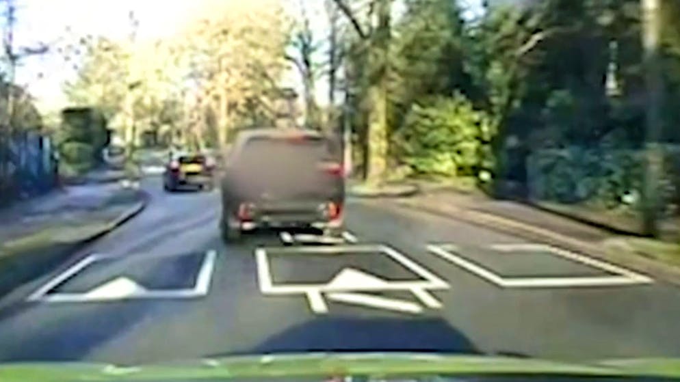 Skurrile Verfolgungsjagd. Mann stiehlt Auto mit Grosi drin