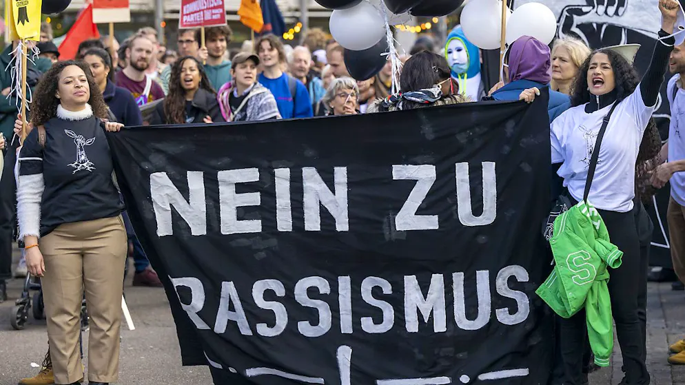 Der Zürcher Kantonsrat fordert vom Regierungsrat einen Massnahmenplan gegen Rassismus. (Symbolbild)
