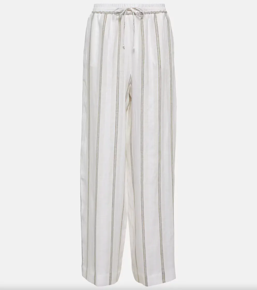 Pyjamahosen trägt man jetzt auch auf der Strasse. Helle Variante mit weiten Beinen aus Leinen von Loro Piana für 1090 Franken, via Mytheresa.