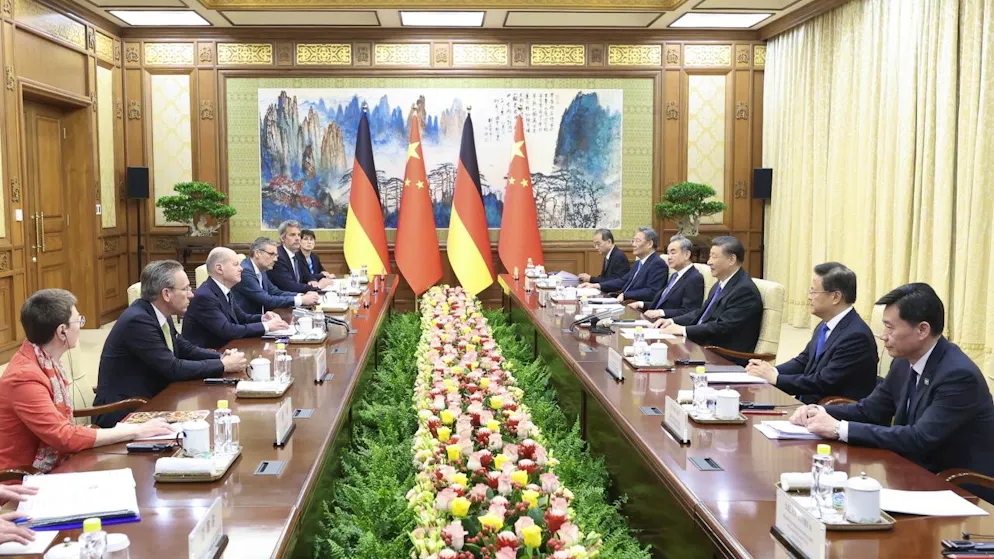 Le chancelier allemand a pratiqué un exercice d'équilibriste. Il entend renforcer les liens économiques de l'Allemagne avec la Chine, son principal partenaire commercial, tout en représentant une Union européenne (UE) qui désire moins dépendre économiquement du géant asiatique.