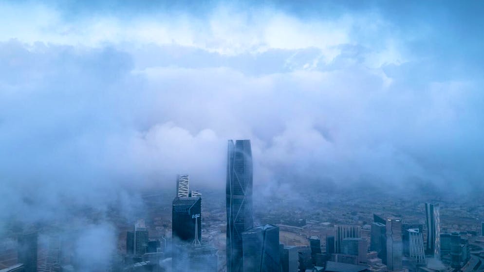 ARCHIV - Wolken hängen über der Skyline von Riad. Foto: --/Saudi Press Agency/dpa