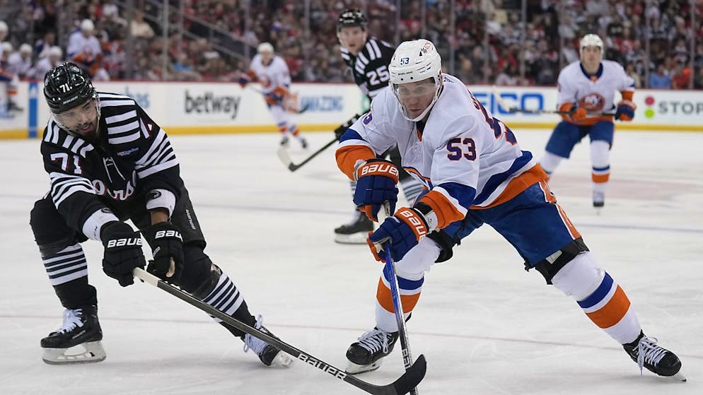 Devils-Verteidiger Jonas Siegenthaler (links) im Zweikampf mit Casey Cizikas von den New York Islanders.