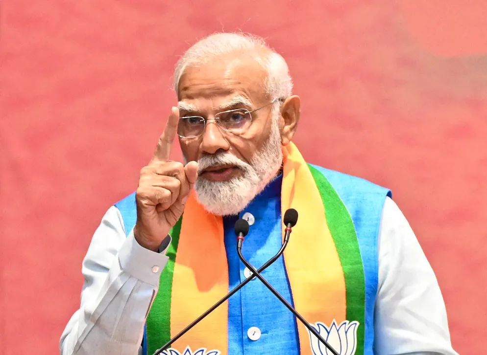 Né le 17 septembre 1950 dans le Gujarat, à 900 km au sud-ouest de New Delhi, Narendra Modi est le troisième des six enfants d'un vendeur de thé à la gare de sa localité, Vadnagar.