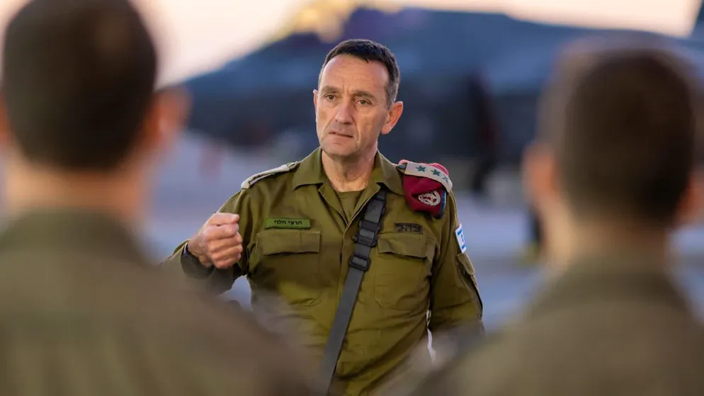 Israels Generalstabschefs Herzi Halevi spricht mit Piloten auf dem Nevatim-Luftwaffenstützpunkt im Süden des Landes. (15. April 2024) 