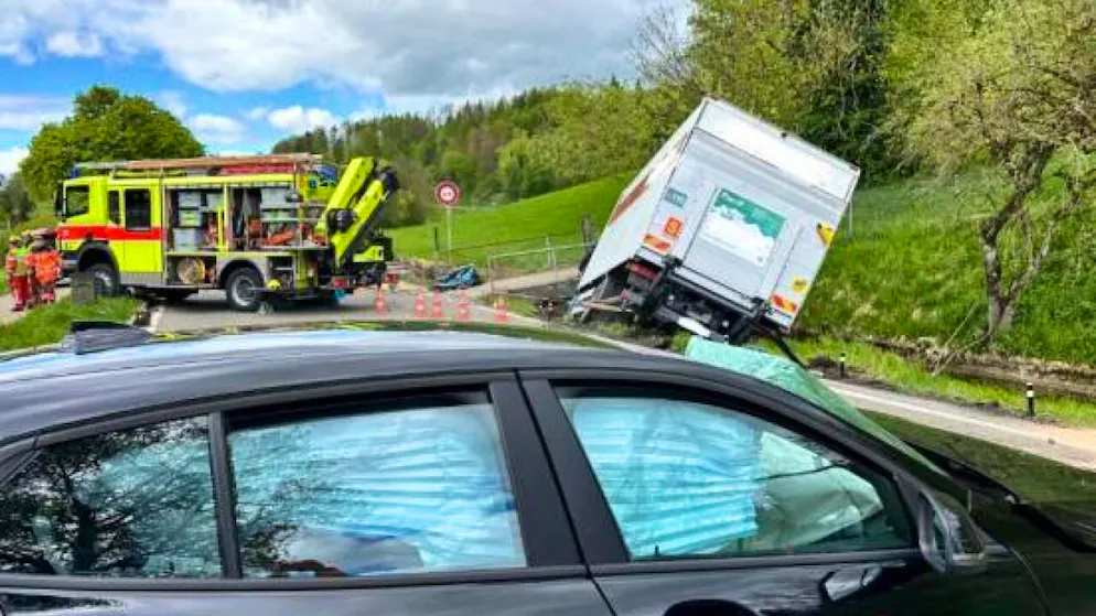 Zwei Verletzte und grosser Blechschaden nach der Kollision eines Lastwagens mit einem Auto in Aathal-Seegräben im Zürcher Oberland.