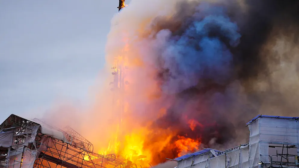 Fiamme e fumo si levano dalla ex Borsa Valori di Copenaghen