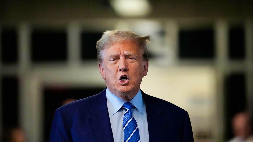 dpatopbilder - Der ehemalige Präsident Donald Trump spricht vor dem Betreten des Gerichtssaals im Strafgericht von Manhattan. Foto: Mary Altaffer/AP